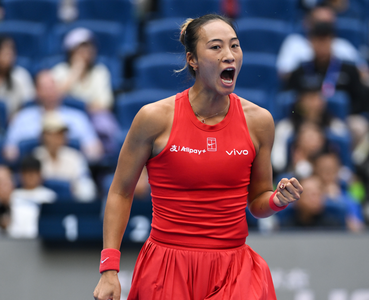 第1盘两次破发！第2盘抢七险胜！郑钦文2-0斯维托丽娜进中网4强！